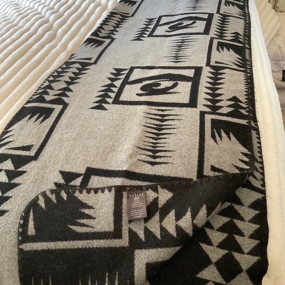 Velvet Brand - 52% Wool Cape - Geometric Indigenous Inspired Pattern Gry/Blk - Picture 1 of 5